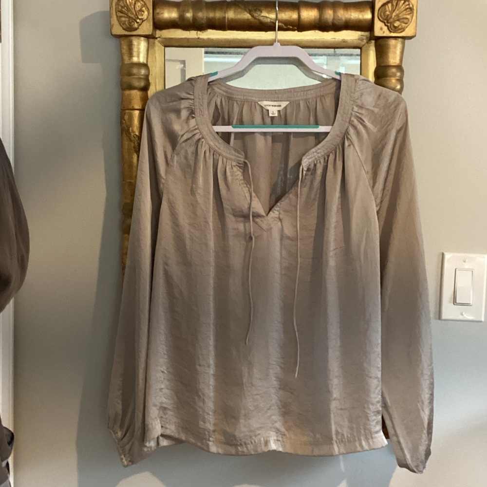 Lucky Brand tunic silky tan extra sewing details, side slits tie neck